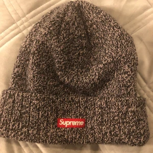 Supreme mössa - as snygg Supreme mössa säljer pga brist på pengar, äkta!! kvitto finns kan frakta spårbart och icke spårbart beroende på vad som önskas, pris kan diskuteras 