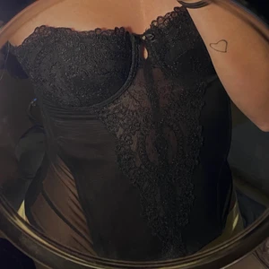 Korsett - Jättefin korsett från H&M. Storlekarna står på sista bilden men passar en S-M. 250kr INKLUSIVE FRAKT❤️ STÅR DET INTE SÅLD PÅ ANNONSEN FINNS DEN FORTFARANDE KVAR!!