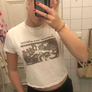 T-shirt brandy melville  - Populär t-sjukt från brandy Melville köpt för 260 kr😁Priset kan diskuteras och kontakta mig för mer info😁
