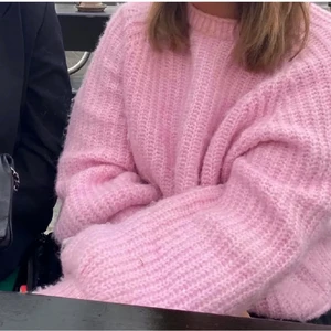 Rosa stickad tröja - Rosa stickad tröja ifrån zara! Använd 2gg💖💖 Kom privat vid flera bilder, pris går att diskutera! Nypris 359kr)))