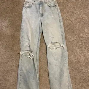 Säljer dessa zara jeans i storlek 40. Köpte för ett tag sen men bara kommit till användning 2 gånger så dom är i nytt skick skulle jag säga. Skriv privat om ni har några frågor❤️