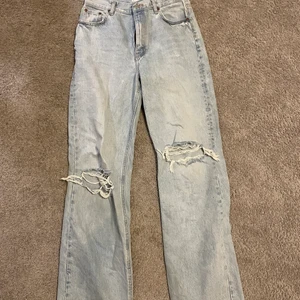 Zara jeans - Säljer dessa zara jeans i storlek 40. Köpte för ett tag sen men bara kommit till användning 2 gånger så dom är i nytt skick skulle jag säga. Skriv privat om ni har några frågor❤️