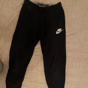 Nike mjukisbyxor  - Svarta mjukisbyxor från nike 🖤