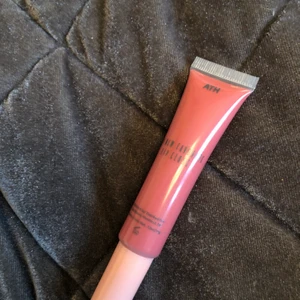 Läppglans  - Läppglans från ” floss ” . Köpt för 1 år sedan, använd ett par gånger.