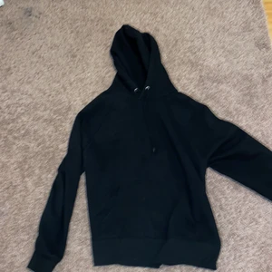 Stolek M  - Säljer denna svarta hoddie från Gina jätte bekväm och den är jätte fin💕