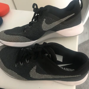 Inomhus skor - Inomhusskor från nike i storlek 39. Superbekväma till gym då de är stabila men platta i sulan🧚‍♂️  I fint skick!