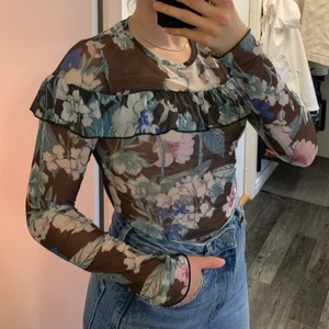 Blommig topp - Snygg topp från gina🤩 Tunt och genomskinligt matrial så funkar även med ett linne under! 