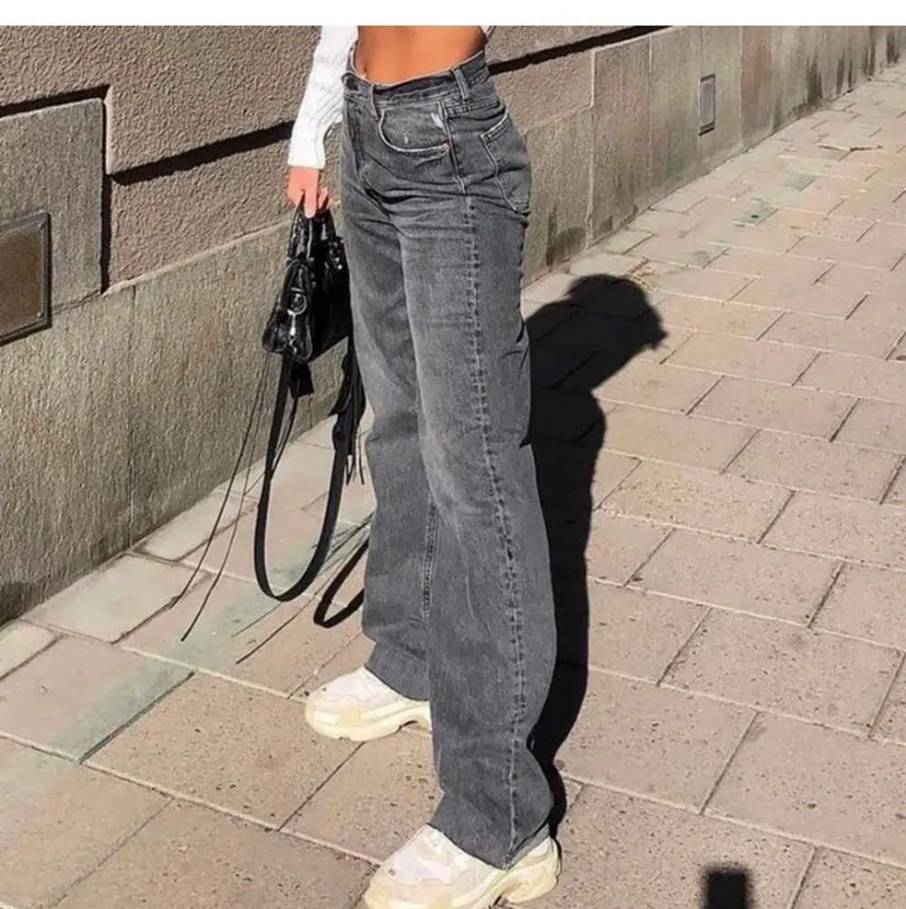 Säljer mina grå jeans i modellen 90s full length som är slutsålda på Zara, fint skick. Jag är något under 170 och de passar bra i längden på mig. Jeans & Byxor.