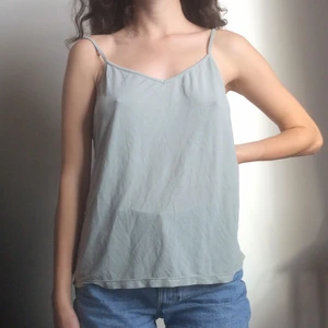 Linne - Löst sittande linne i fin pasellgrön färg och mjukt nästan lite silkigt material. Från Monki, köpt 2nd hand. Strl M.