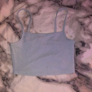 Kort linne - Jätte fint kort linne från H&M.köpte i sommars och har använt den en gång. Den är i super fina skick och därför säljer jag den för 30kr💞