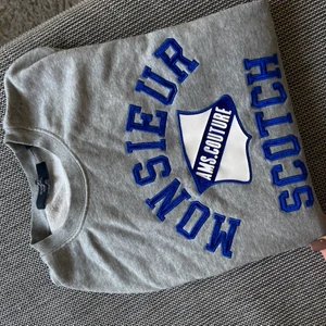 COLLAGE TRÖJA NYSKICK - collage tröja i storlek M 💙 nypris 799kr i märket scotcha&soda