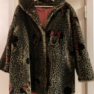 Duffel/faux fur - Super mysig och mjuk, fodrad duffel med enkelknäppning, minnie mouse och leopard mönstrad, tillverkad i Frankrike på -80talet. Inga skador, tvättad. Storlek står ej, passar en small/medium/large beroende helt på hur man vill att den ska sitta