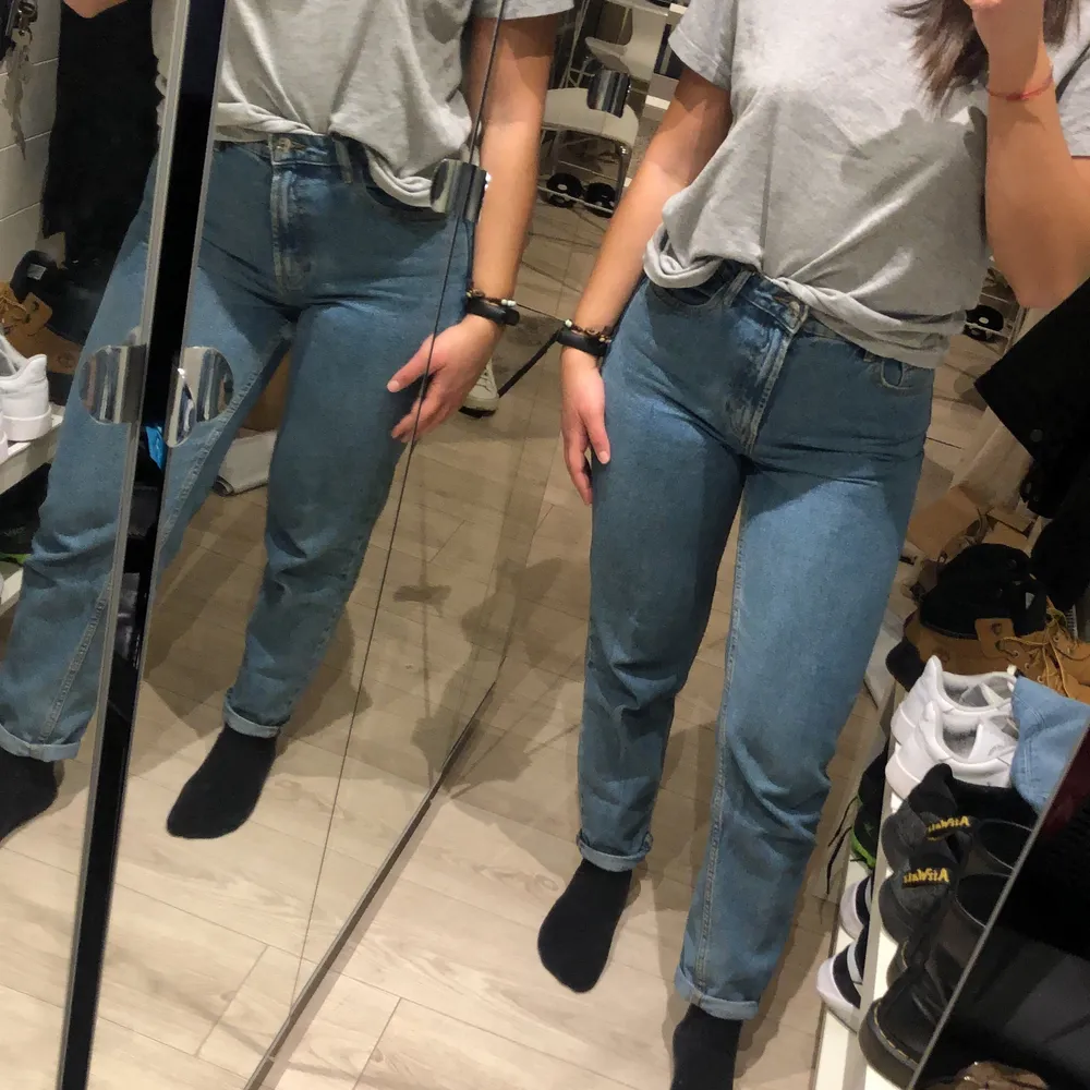 Zara Mom Jeans bought for 399kr. Now selling for 100kr + shipping. Selling because they are too tight around my thighs now (that’s why the gathering in the crotch area). Price negotiable. . Jeans & Byxor.
