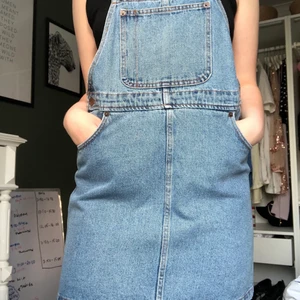 Hängselkjol  - Så gullig hängselkjol från monki som inte kommer till användning 💗 frakt är inkl priset❤️