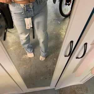 Zaras Straight Mid rise jeans - Skit snygga mid rise jeans från Zara! Pris kan diskuteras🙃 
