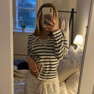 randig topp - så fin randig topp, aldrig använd💛 oklar storlek men passar mig som är en xs, köparen betalar frakt✨