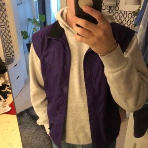 Vintage Nike vest lila - En tunn vintage Nike vest som är lila och svart, västen är knappt använd och har inga tecken på slitage. Vesten har även en liten ficka med en dragkjedja. Skriv gärna för fler bilder!