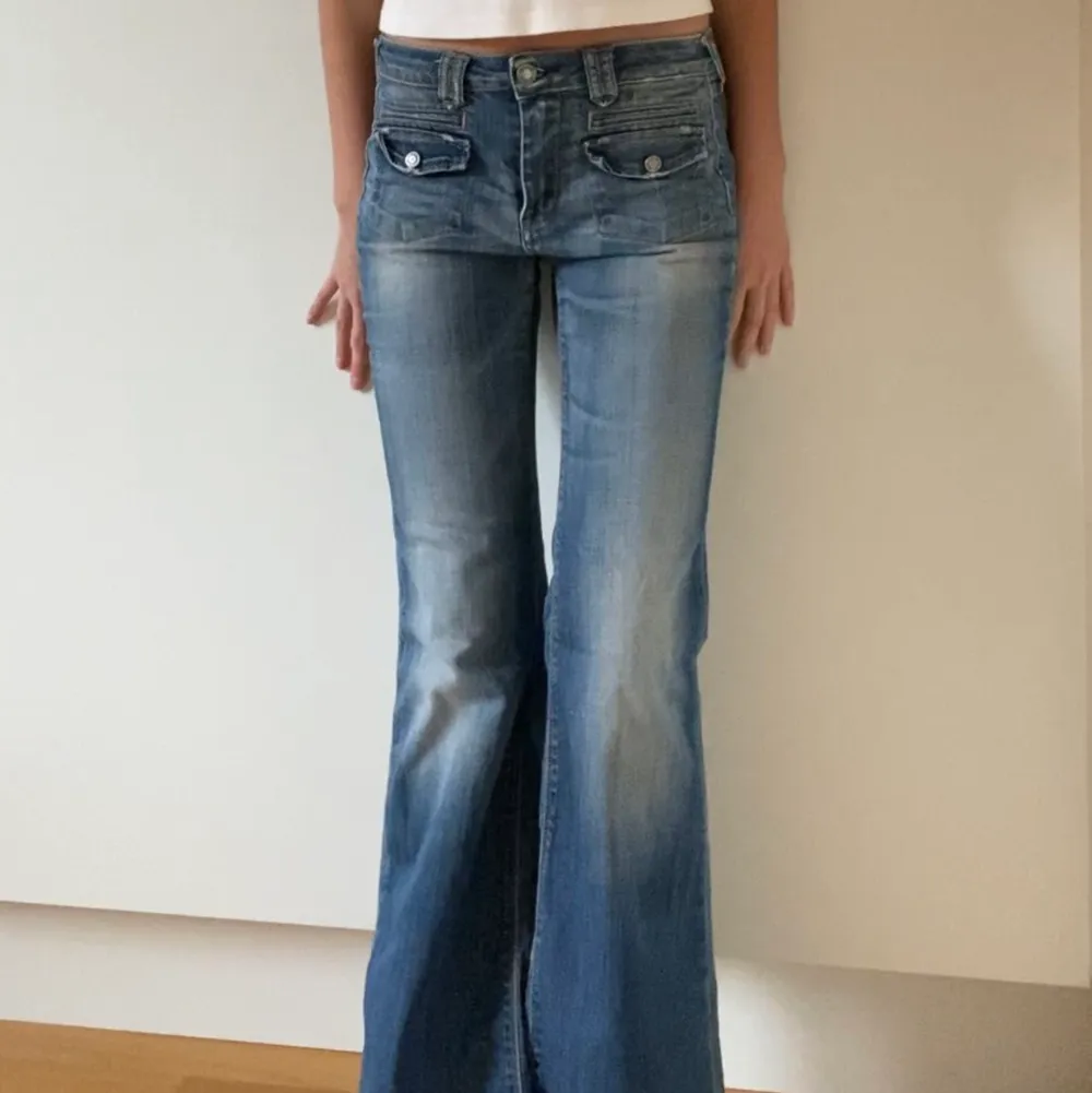 Så snygga lågmidjade bootcut jeans som tyvärr är för korta för mig! Midjemåttet 76cm, innerbenslängden 77cm!. Jeans & Byxor.