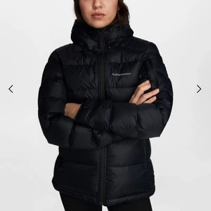 Peak performance frost dunjacka dam  - Säljer denna jacka eftersom den har blivit förliten. Har storlek S men passar en M också. Nypris är 4000 i butik, säljer för 2500 pågrund av det goda skicket. Hör gärna av er privat om ni är intresserade av fler bilder eller detaljer. 