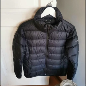 Peak performance jacka - Nästan aldrig använd, stolek M. Köparen står för frakten. Priset kan sänkas lite vid snabbaffär