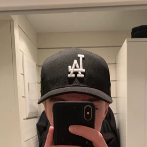 New era LA svart fitted keps - En Fitted New era LA  keps i färgen svart och i storleken 7 1/8. storlek 7 1/8 är det samma som om du räknar omkrets på ditt huvud med t.ex ett måttband och omkretsen är 56,8cm. storlek är 7 1/8 eller 56,8cm. Priset går att diskutera 🧢🧢🤩🤩🤩👌
