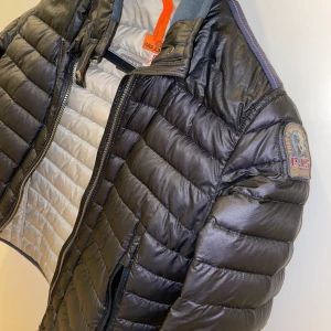 Parajumper jacka dam - Storlek S, väldigt fin skick då jag använt den några gånger bara, säljer för den är för stor på mig