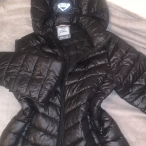 Dunjacka utan hål eller fläckar 146-152 - Säljer denna superfina dunjackan i storlek 146-152 (xxs/xs) det finns inga hål eller fläckar och den har två fickor som man kan stänga och även två djupa innerfickor. Säljer den pga har köpt en annan. Kom dm för frågor eller fler bilder!❤️