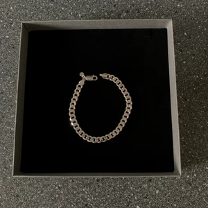 Pansarlänk silver armband oanvänt - Hej, säljer detta äkta silverarmband som är oanvänt. Nypris på detta dina ligger på 900kr. Längd: 21cm. Passar både dam och herr. Hör av dig vid fler frågor:) även fri frakt! 