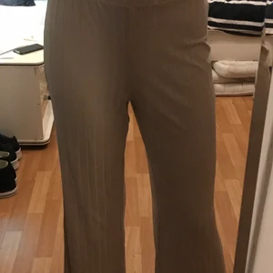 Byxor - Ett par supersköna byxor som går ner till hälarna. Är 173 cm☺️