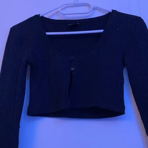 Topp xxs/xs - Fin oanvänd topp från ginatricot i strl xxs men passar både xxs och xs till och med en liten s då den är stor och strechig i storlek! budgivning sker i kmt från 65kr upp