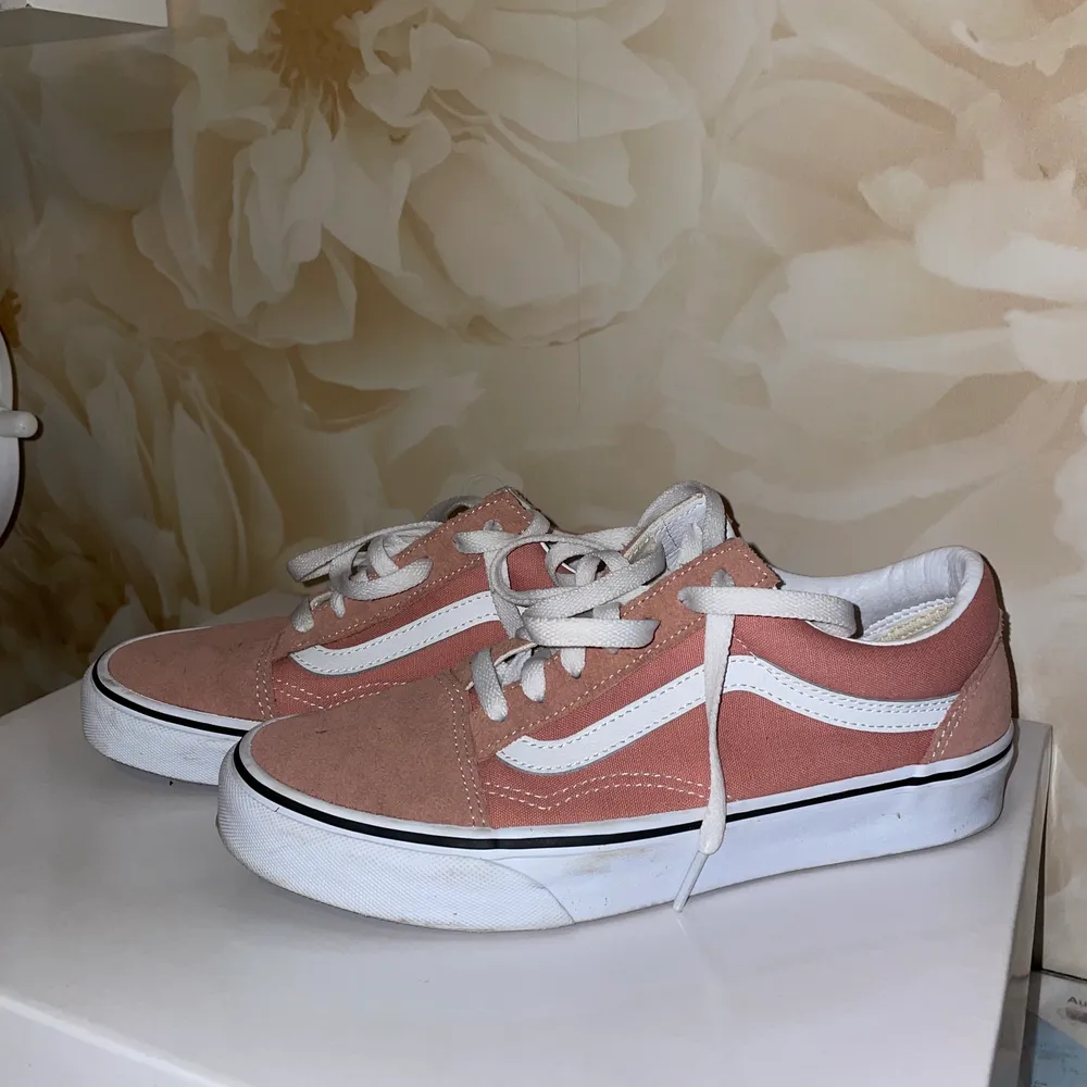 Smutsrosa vans skor storlek 38, använda 1 gång. Nypris 799kr. Skor.