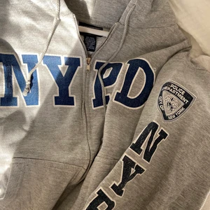 Zip up hoodie - Säljer denna snygga zip-up hoodien! Budgivning i kommentarerna om flera är intresserade