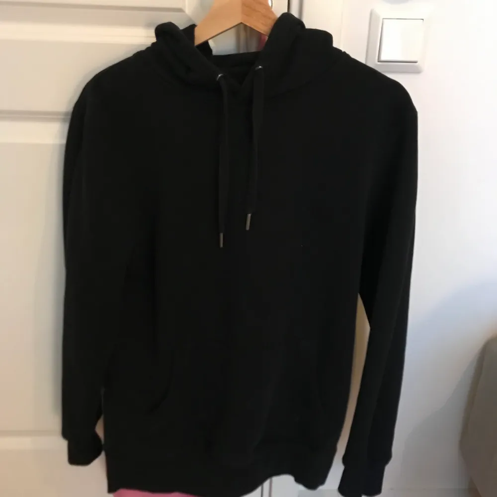 Säljer min extremt snygga Biggie hoodie! Köpte den i somras, så den är använd 2-3 gånger! Säljer pga den tyvärr är för liten :( Hör av er för lite bättre bilder! . Tröjor & Koftor.