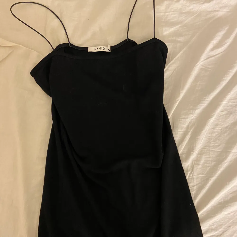Ascool svart klänning som passar med de flesta jackorna och är ett superbra basplagg! (Första bilden är lånad) använd en gång och i väldigt fint skick!. Klänningar.