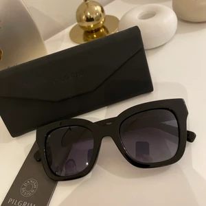 Pilgrim Gemma solglasögon  - Helt oanvända solglasögon, köpt i somras. Fodral och tillbehör tillkommer. 