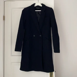 Svart figursydd kappa från Zara - En snygg figursydd kappa i svart från Zara. Fint skick!