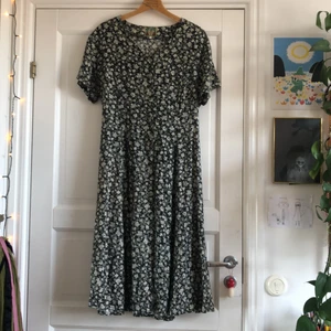 Svartvit blommig klänning  - En jätte fin svartvit blommig klänning med knytning baktill, vägrar inse att den är för stor på mig som har s..! Skulle uppskatta den till en större M/L. I fint skick, köparen står för frakten <33