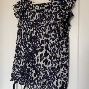 Leopardmönstrad blus från Zara. Strl S.