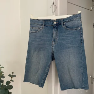 Jeansshorts  - Säljer dessa shorts för att de inte används, har bara använt dem en gång. Stretchiga och bekväma och slutar strax över knäna på mig (162 cm). Köparen står för frakt