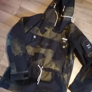 Dope winter xs  - Som bilden visar en dope jacka camo finns nog inte att köpa längre. Inte mycke använd st xs. Modellen går att ha som längre o man kan med vika upp den dragsko i sidorna lufthål som gör att man andas och snow skydd vid ärm. 