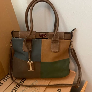 Läderväska colorblock - Handväska i nyskick! Ska flytta och har alldeles för mycket väskor, so this one gotta go. Den är i mocka läder i härliga färger! 