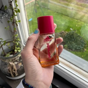 Parfymer - Säljer dessa tre oanvända parfymer endast sprutat de 1 gång❤️två från adidas och en från pink sugar😜 skriv privat för mer bilder och information👍frakten diskuteras👍 adidas lila-30kr adidas rosa-30kr pink sugar-20kr