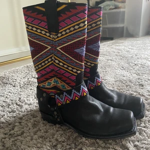 Cowboy liknade boots - Säljer dessa supercoola cowboy liknade boots med coola detaljer! Finns defekter på 2 ställen (sissta bilden). Storleken är 35 men de skulle definitivt kunna passa på en 36a. Betalning sker via Swish. Skriv om du har frågor!