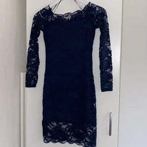 Spetsklänning Strl 32 - Blå spetsklänning från HM i storlek 32. Använd en gång.