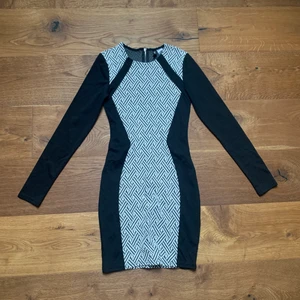 Klänning hm storlek 34 - Klänning från hm aldrig andvänd storlek 34 