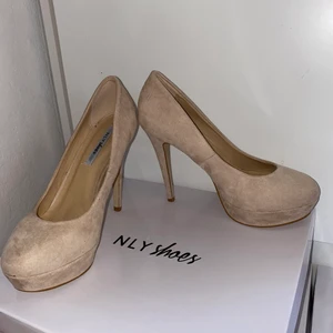 Pumps från Nelly Strl 38 - Pumps från Nelly som aldrig blivit använda. (Höjd ca 8 cm) Storlek 38, säljer för 200kr