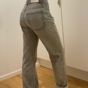 Acne Jeans lågmidjade - Storlek 31/32, lite stora för mig i midjan men har på mig utan bälte. Fortfarande i väldigt bra skick. Raka egentligen men gillar att vika upp. Väldigt små i storleken.