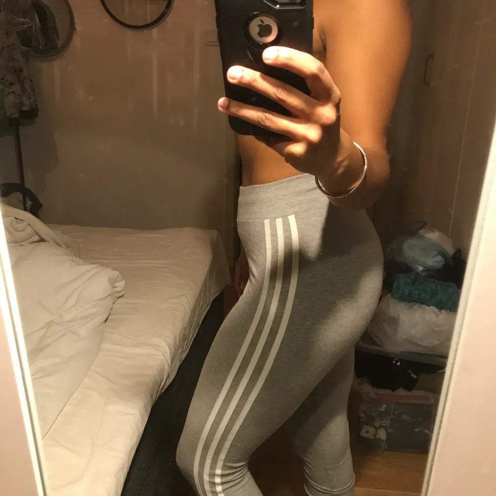 Adidas leggings nästan oanvända . Jeans & Byxor.