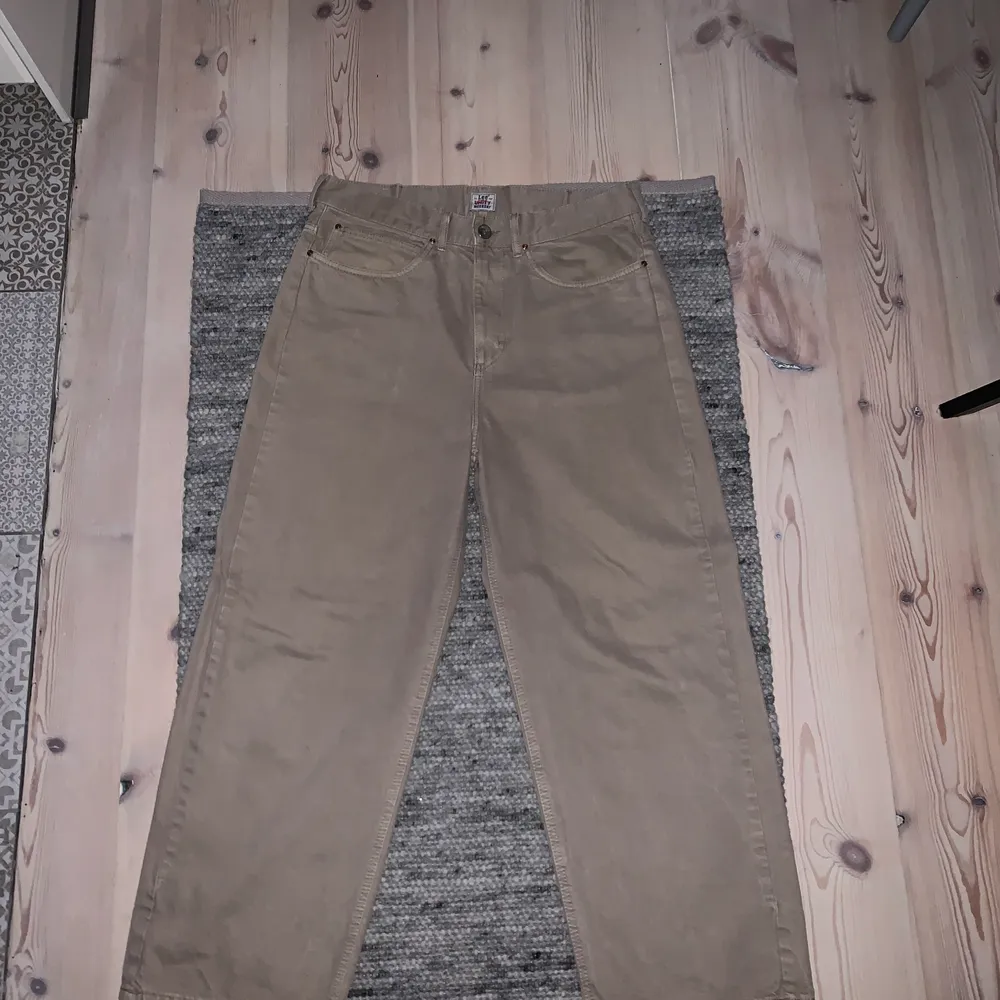 Ljusa jeans från Lee x Weekday collab Nypris: 800 Passar för de mellan 170-180 cm . Jeans & Byxor.