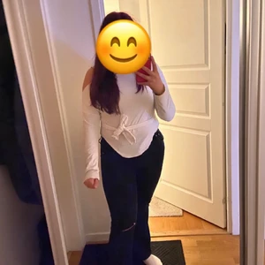 Från shein  - En vit fin tröja som har ett band med till från shein den är jätte fin hat använt den minst 5 gånger köpte den för 179 och säljer den för 100 ❤️storlek m men de passar till s oxå ingen retur tillbaka 